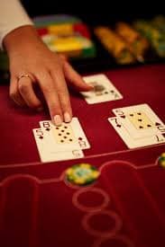 Studio Andar Bahar dengan dealer profesional dan kartu di meja kasino benua toto